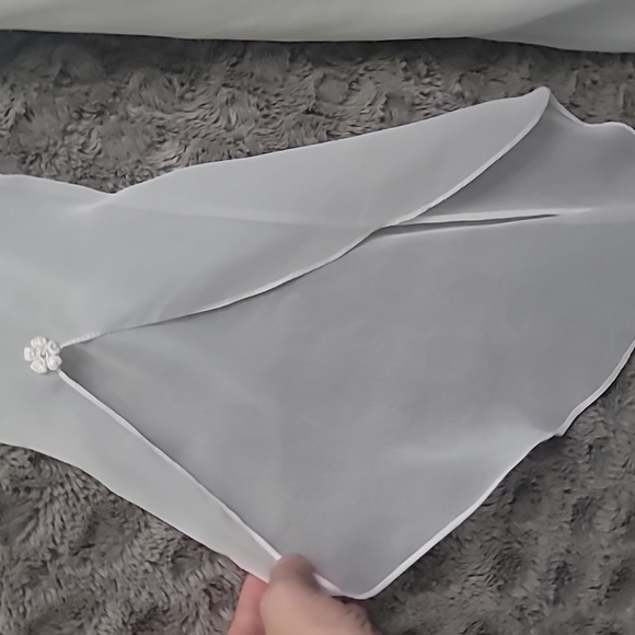 Elegant White Flower Girl/ Communion Dress with Flowing Sleeves Size 6 - Picture 3 of 12